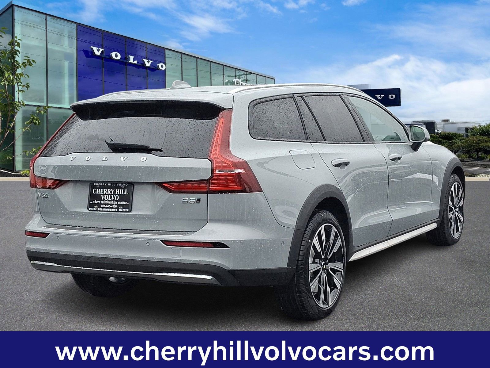 New 2026 Volvo V60 B5 Cross Country Ultra w/ Protection Package Premier image 5