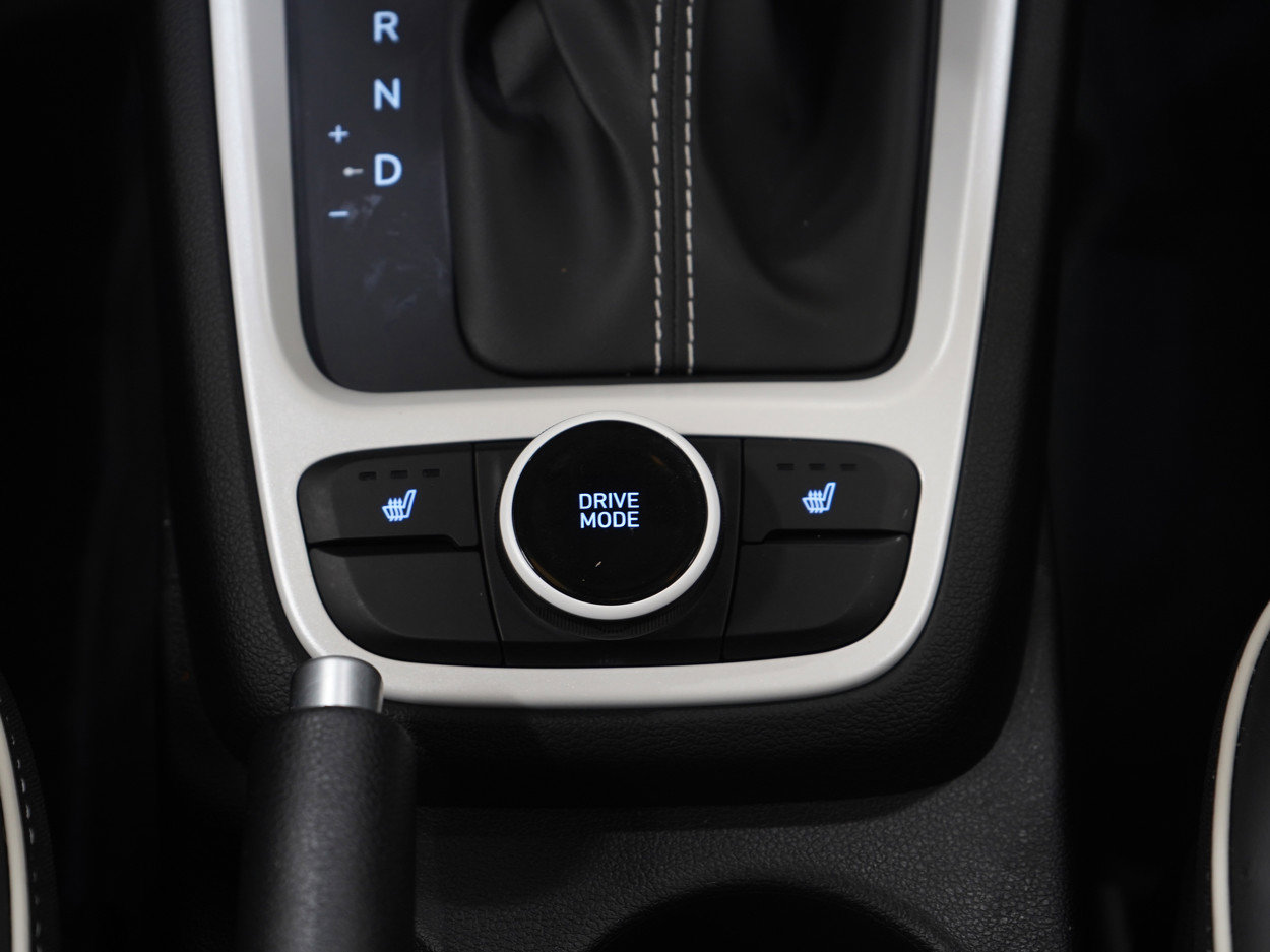 Used 2023 Hyundai Venue Limited image 19