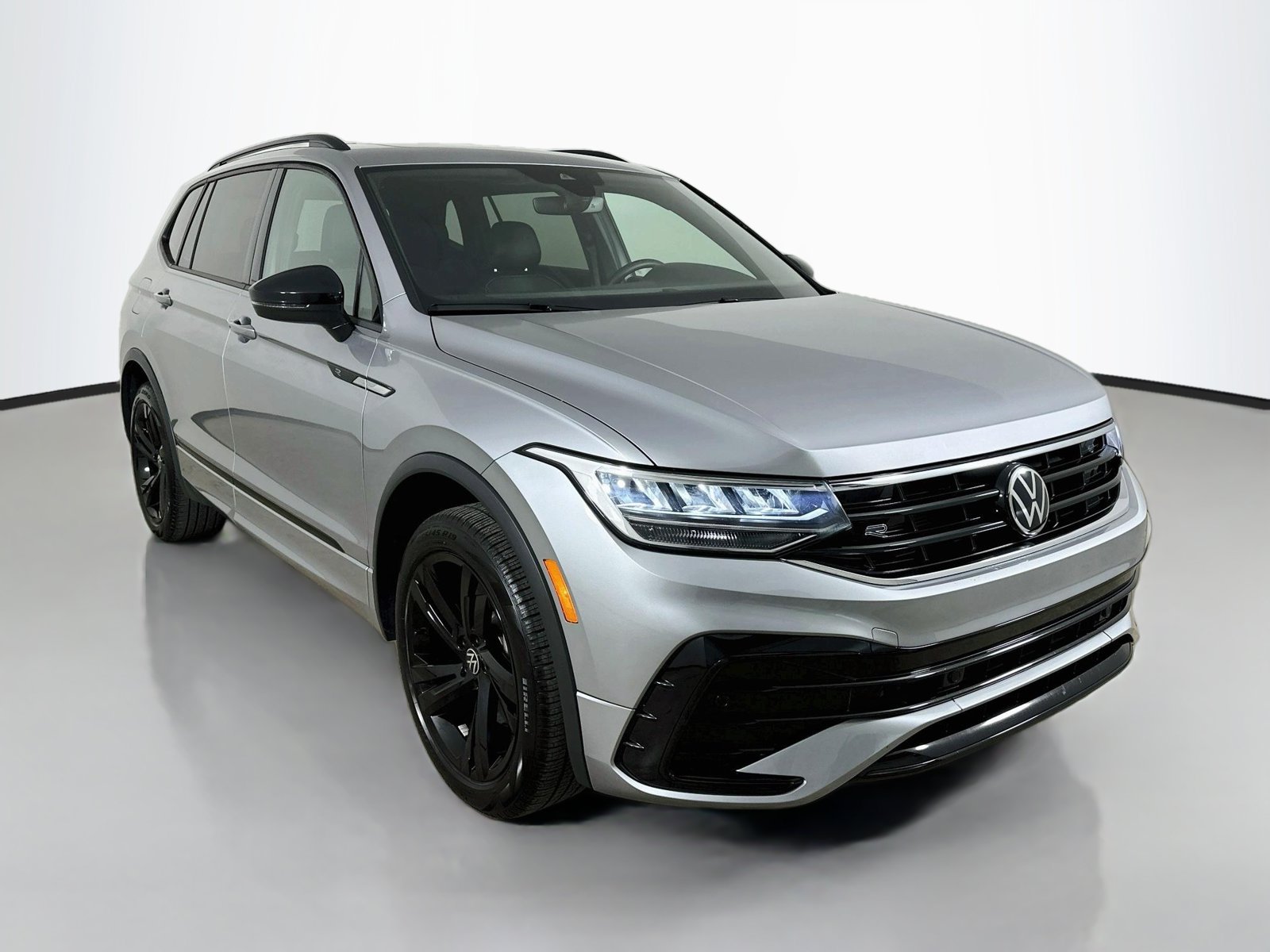 Used 2024 Volkswagen Tiguan SE R-Line AWD/4WD image 3