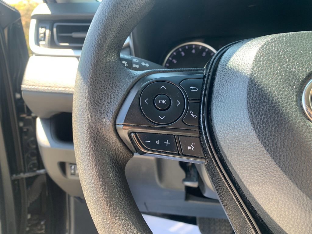 Used 2021 Toyota RAV4 LE image 28