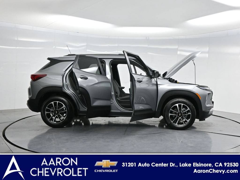 Used 2025 Chevrolet TrailBlazer LT w/ Convenience Package FWD image 3