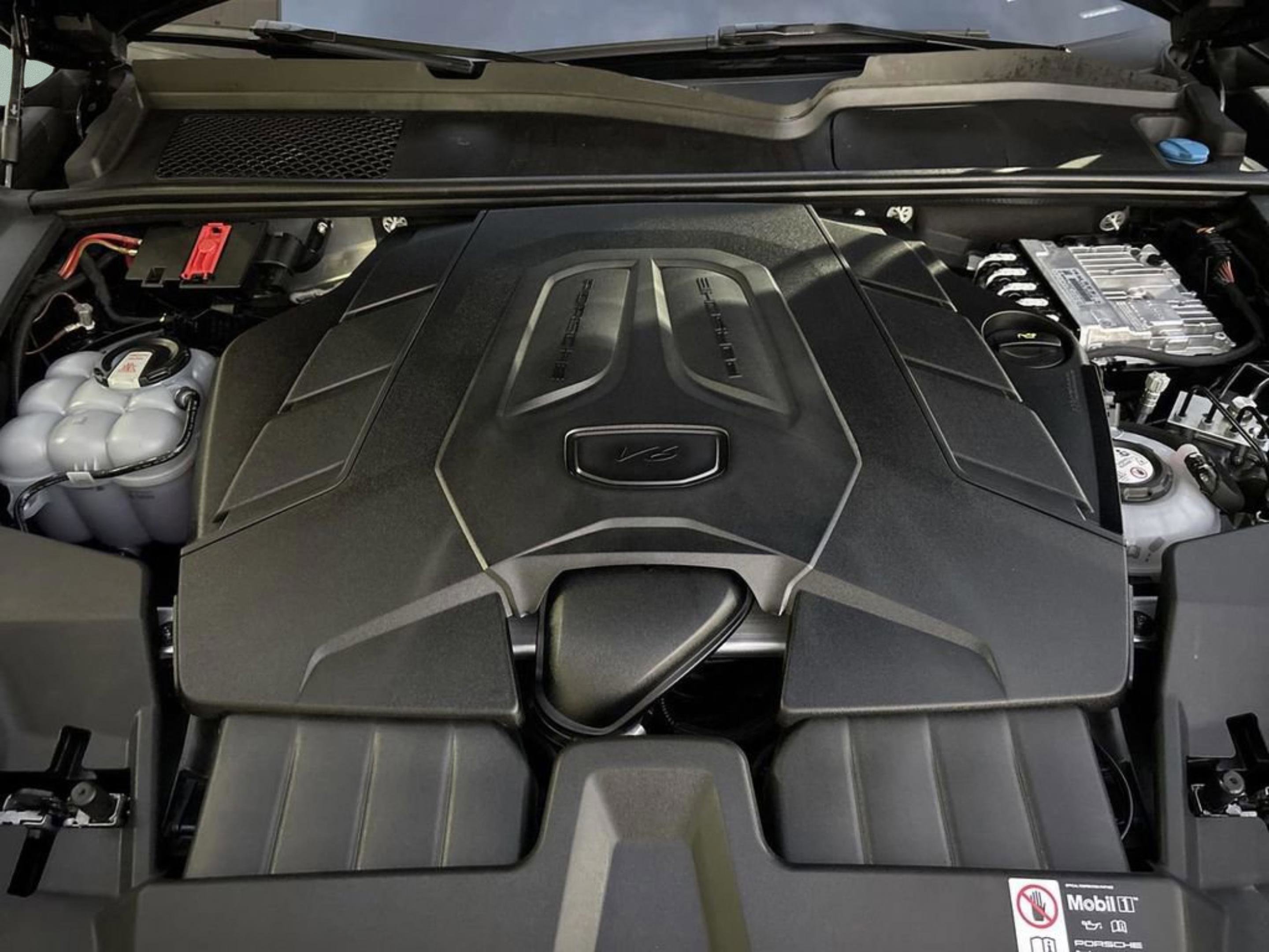 Used 2025 Porsche Cayenne E-Hybrid Coupe image 9