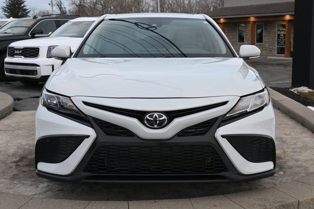 Used 2022 Toyota Camry SE w/ Cold Weather Package image 2