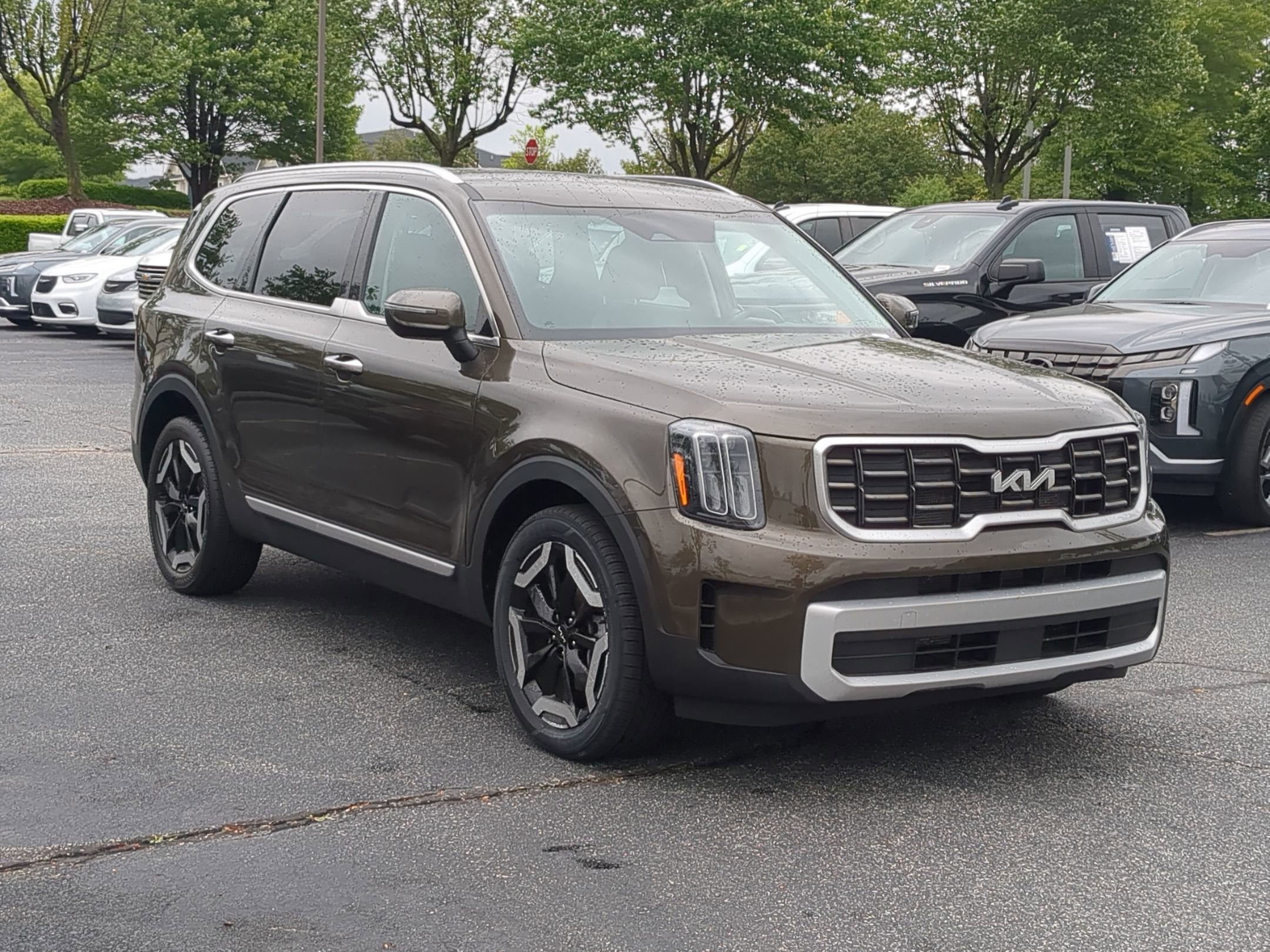 Used 2025 Kia Telluride S FWD image 2