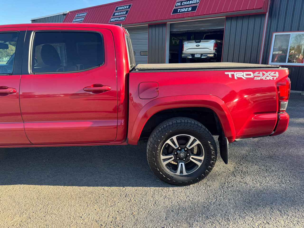 Used 2016 Toyota Tacoma TRD Sport image 3