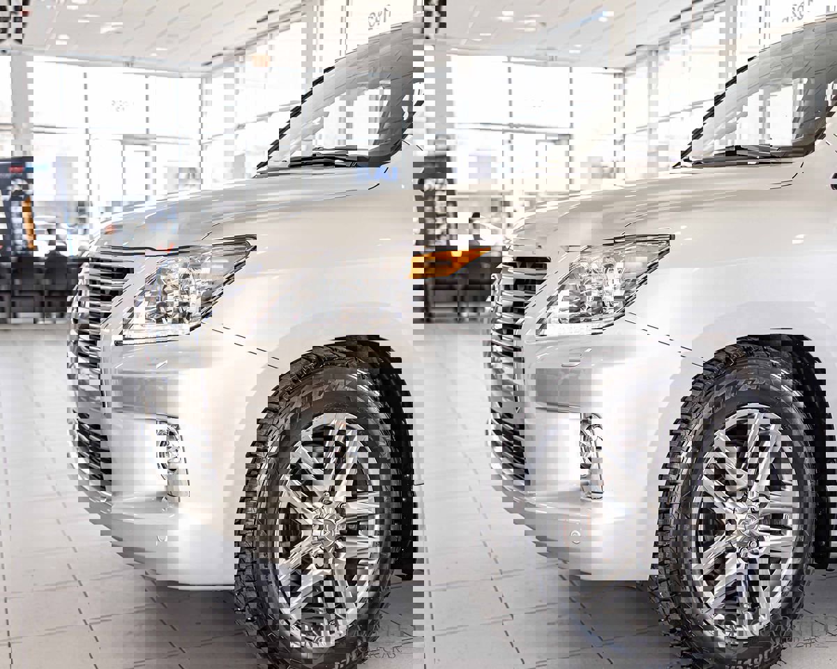 Used 2015 Lexus LX 570 4WD w/ Luxury Package image 4