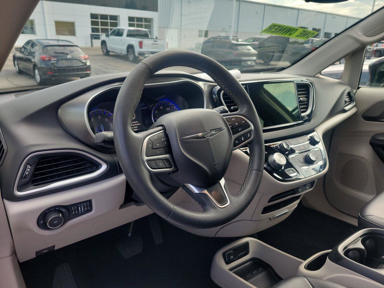 Used 2024 Chrysler Pacifica Touring-L FWD image 22