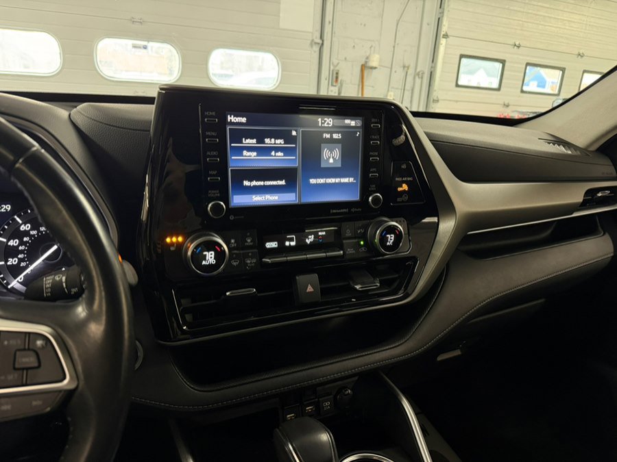 Used 2021 Toyota Highlander XLE AWD/4WD image 20