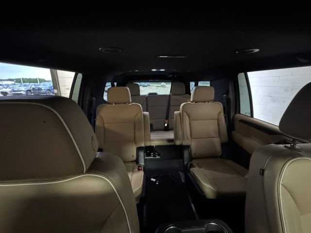 Used 2023 Chevrolet Suburban Premier AWD/4WD image 32