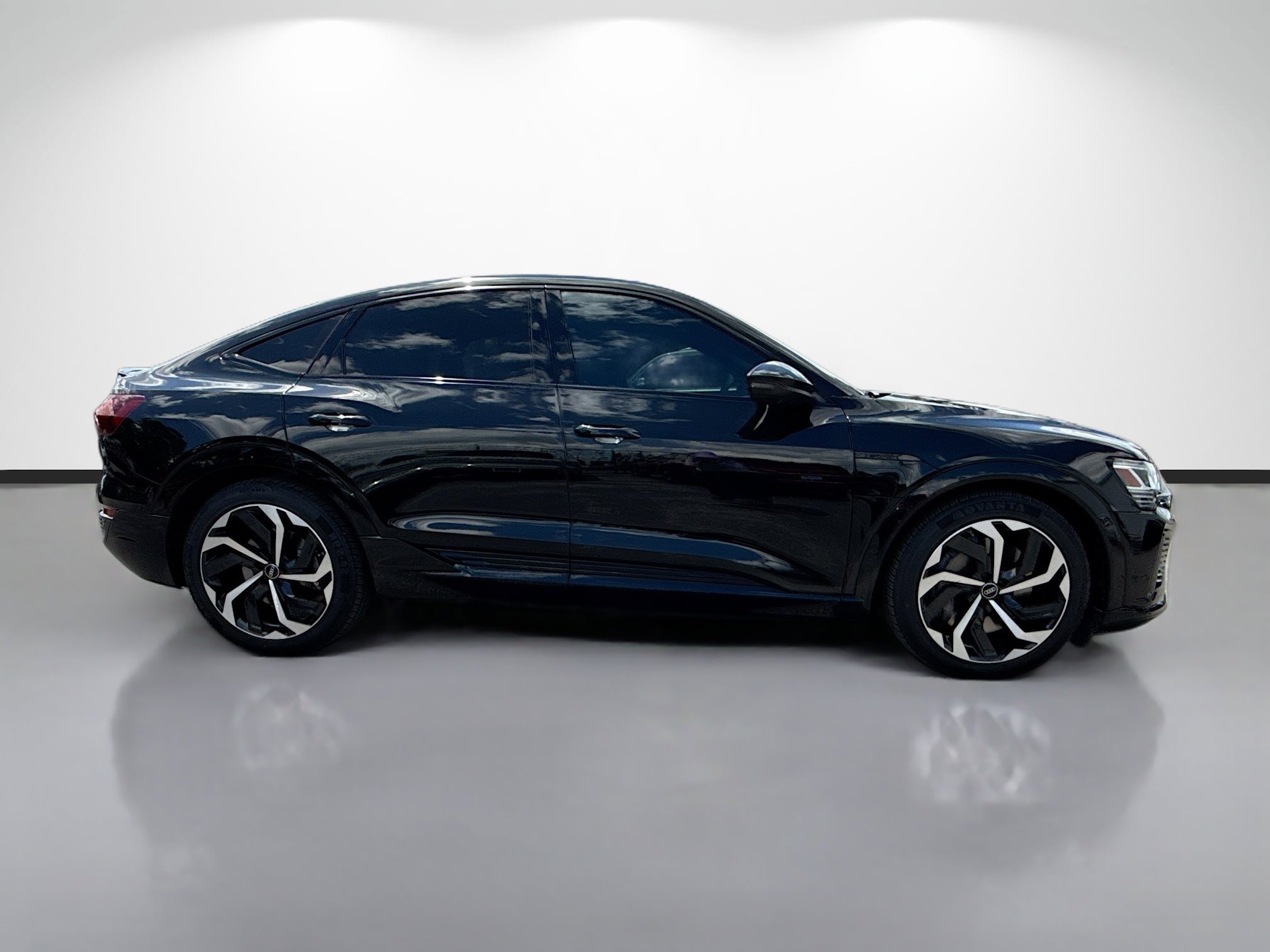 Used 2024 Audi Q8 e-tron Premium Plus AWD/4WD image 2