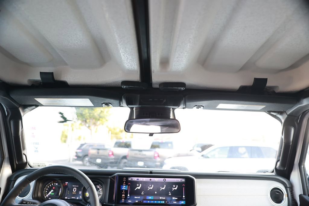Used 2025 Jeep Wrangler Unlimited Sahara AWD/4WD image 32