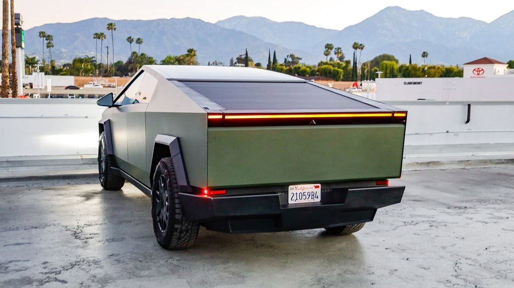 Used 2024 Tesla Cybertruck AWD Crew Cab image 7