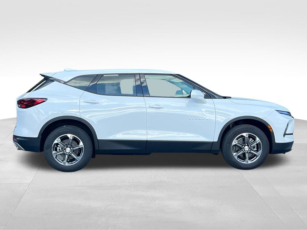 Used 2025 Chevrolet Blazer LT image 3