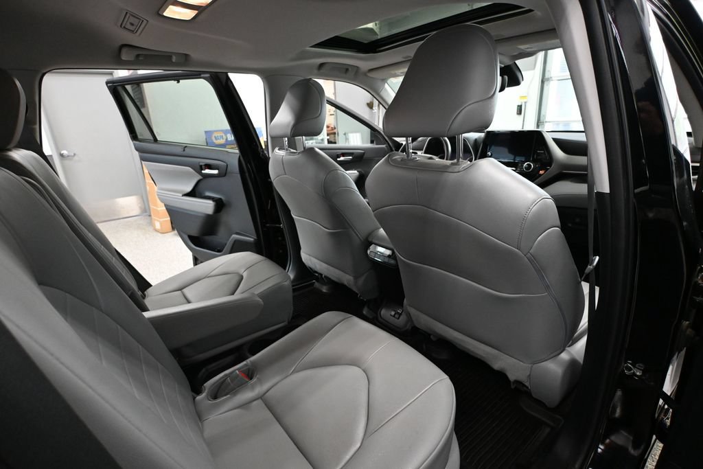 Used 2023 Toyota Highlander XLE AWD/4WD image 38