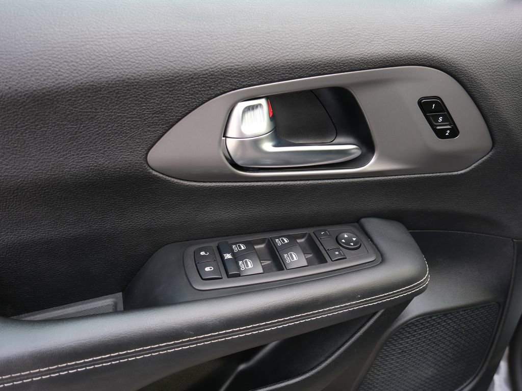 Used 2025 Chrysler Pacifica Select image 25
