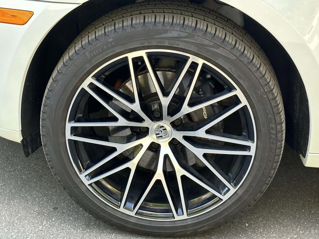 Certified 2025 Porsche Macan image 11