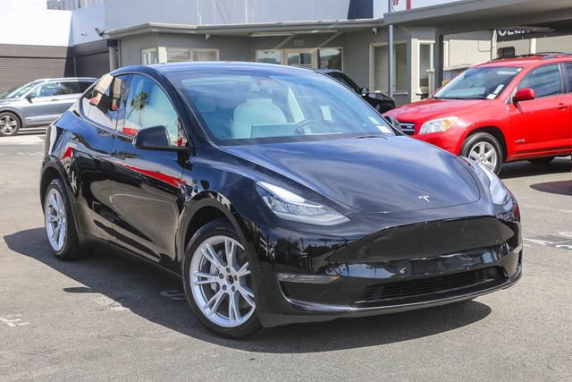 Used 2023 Tesla Model Y Long Range image 2