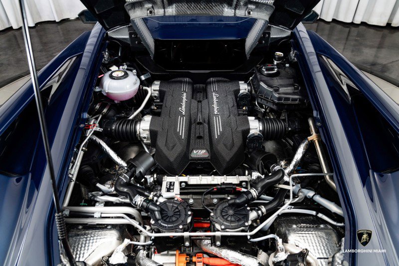 Used 2025 Lamborghini Revuelto image 21