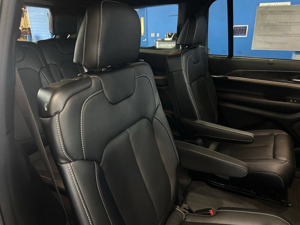 New 2025 Jeep Grand Cherokee L Limited w/ Luxury Tech Group II RWD image 17