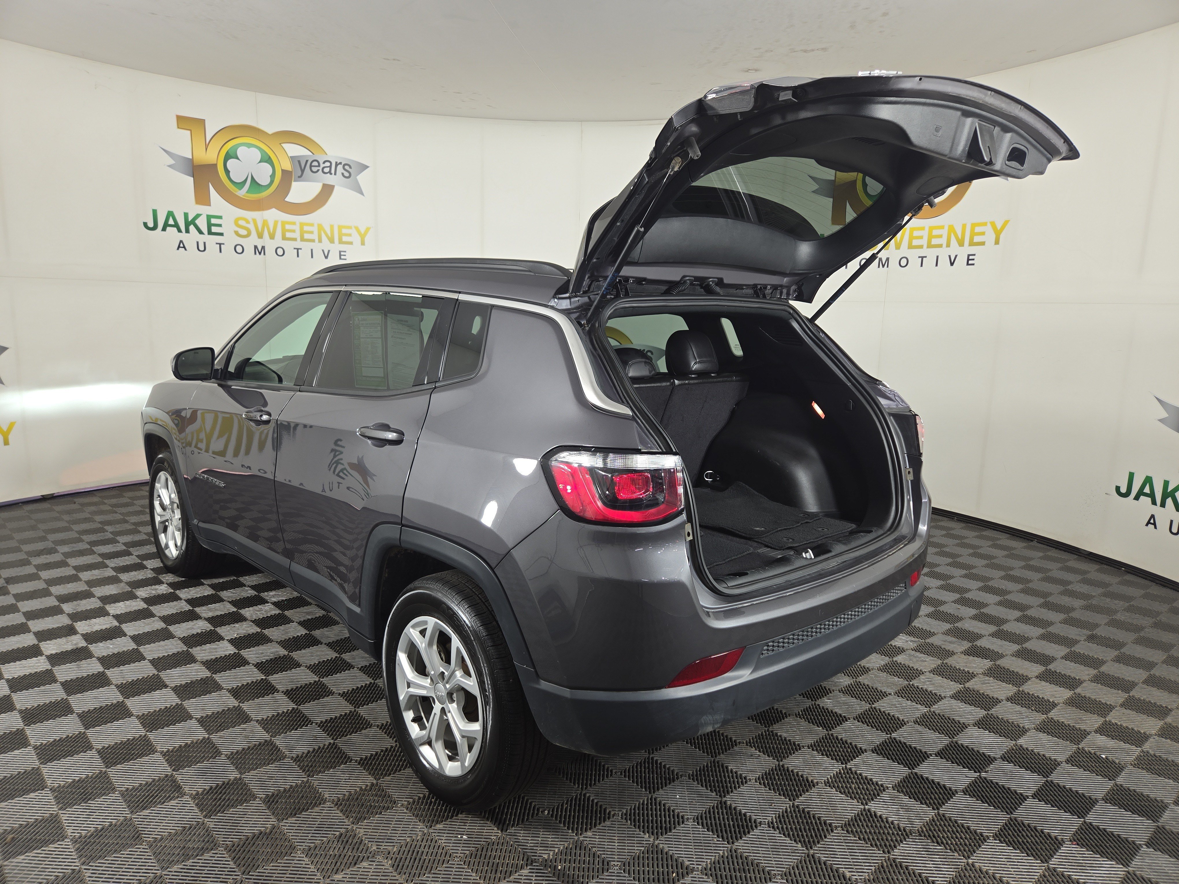 Used 2024 Jeep Compass Latitude AWD/4WD image 30