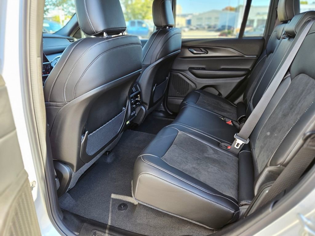 New 2025 Jeep Grand Cherokee Altitude image 16