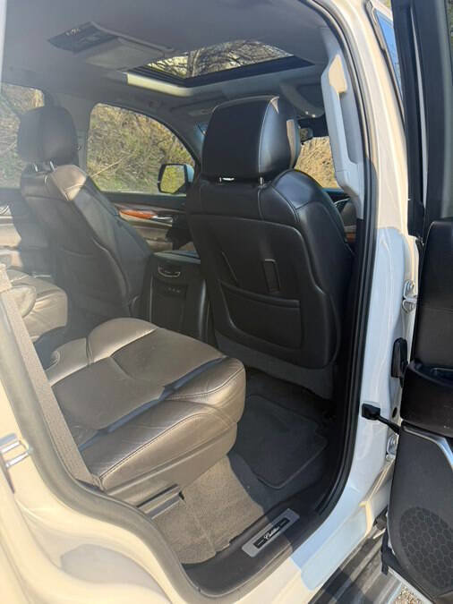 Used 2018 Cadillac Escalade Luxury AWD/4WD image 18
