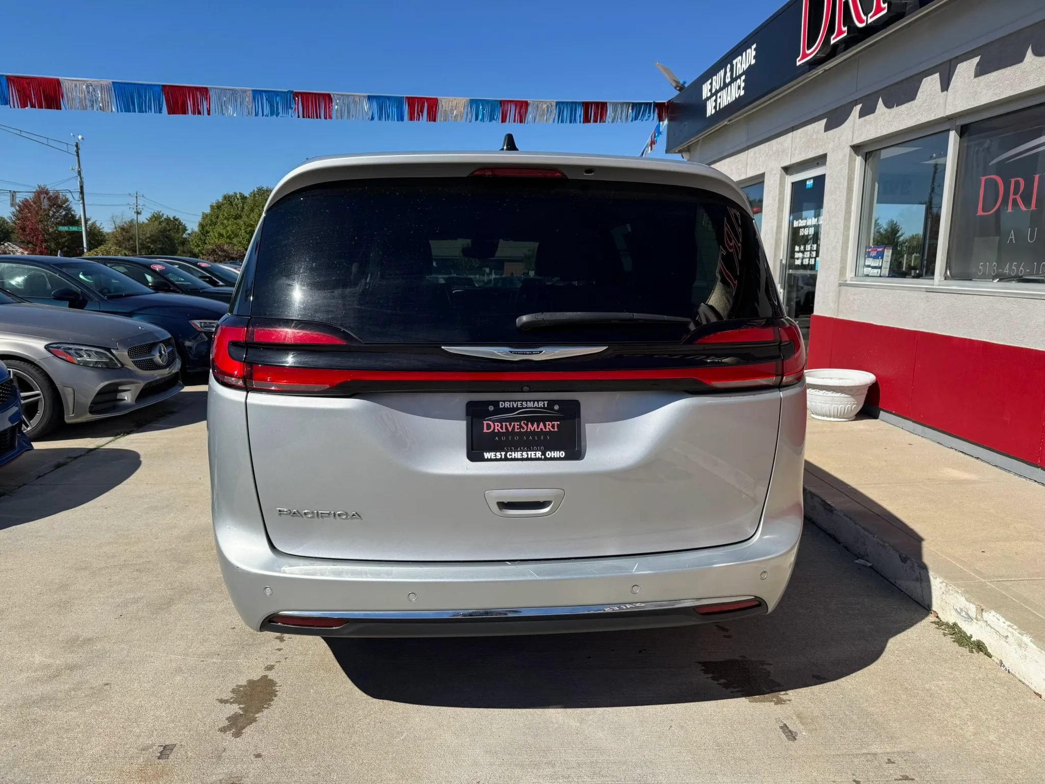 Used 2023 Chrysler Pacifica Touring-L FWD image 5
