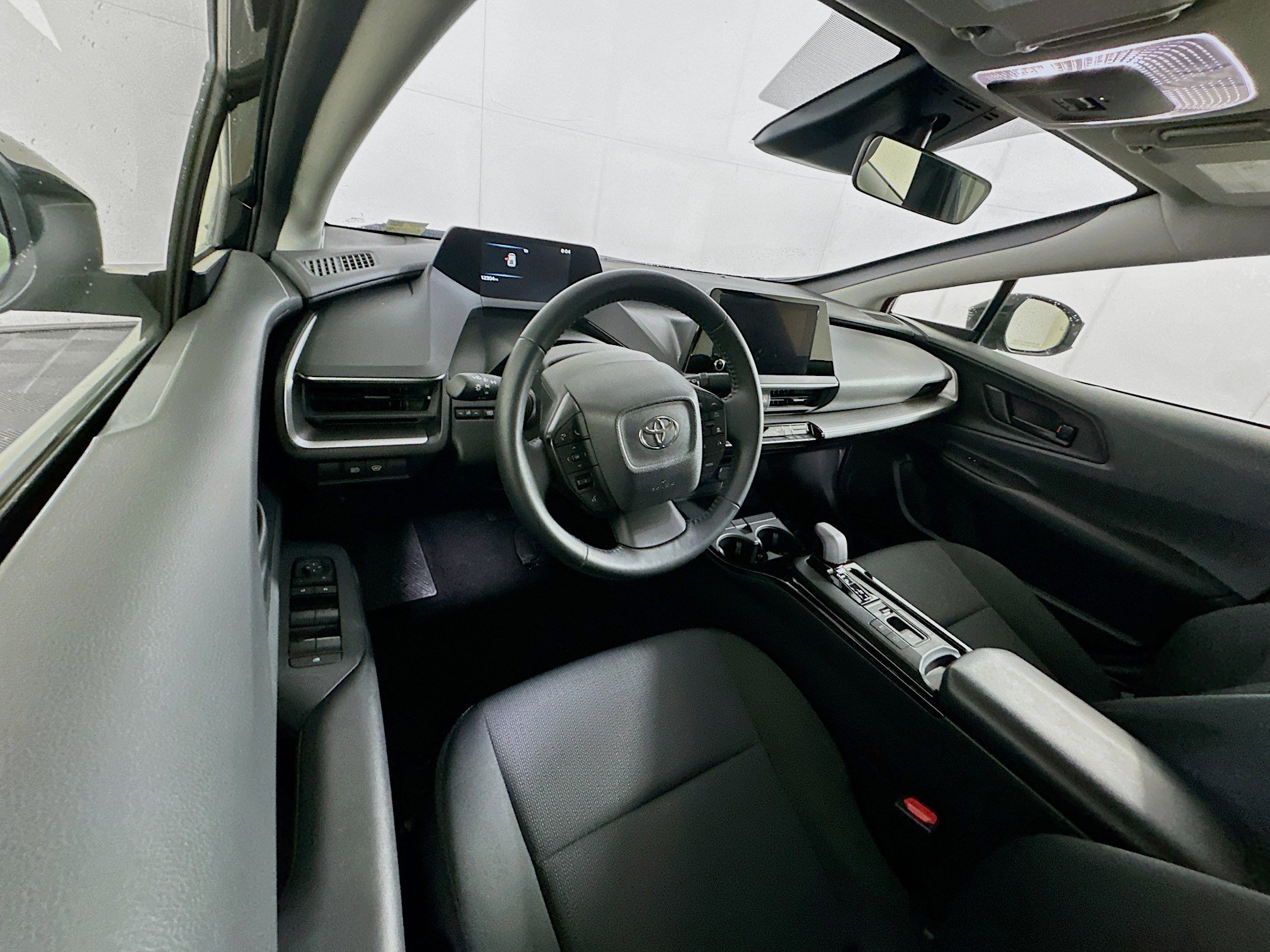 Used 2025 Toyota Prius LE FWD image 18