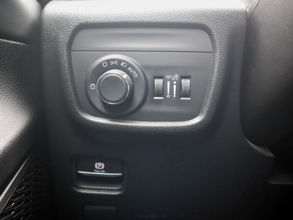 Used 2025 Jeep Grand Cherokee L Laredo image 26