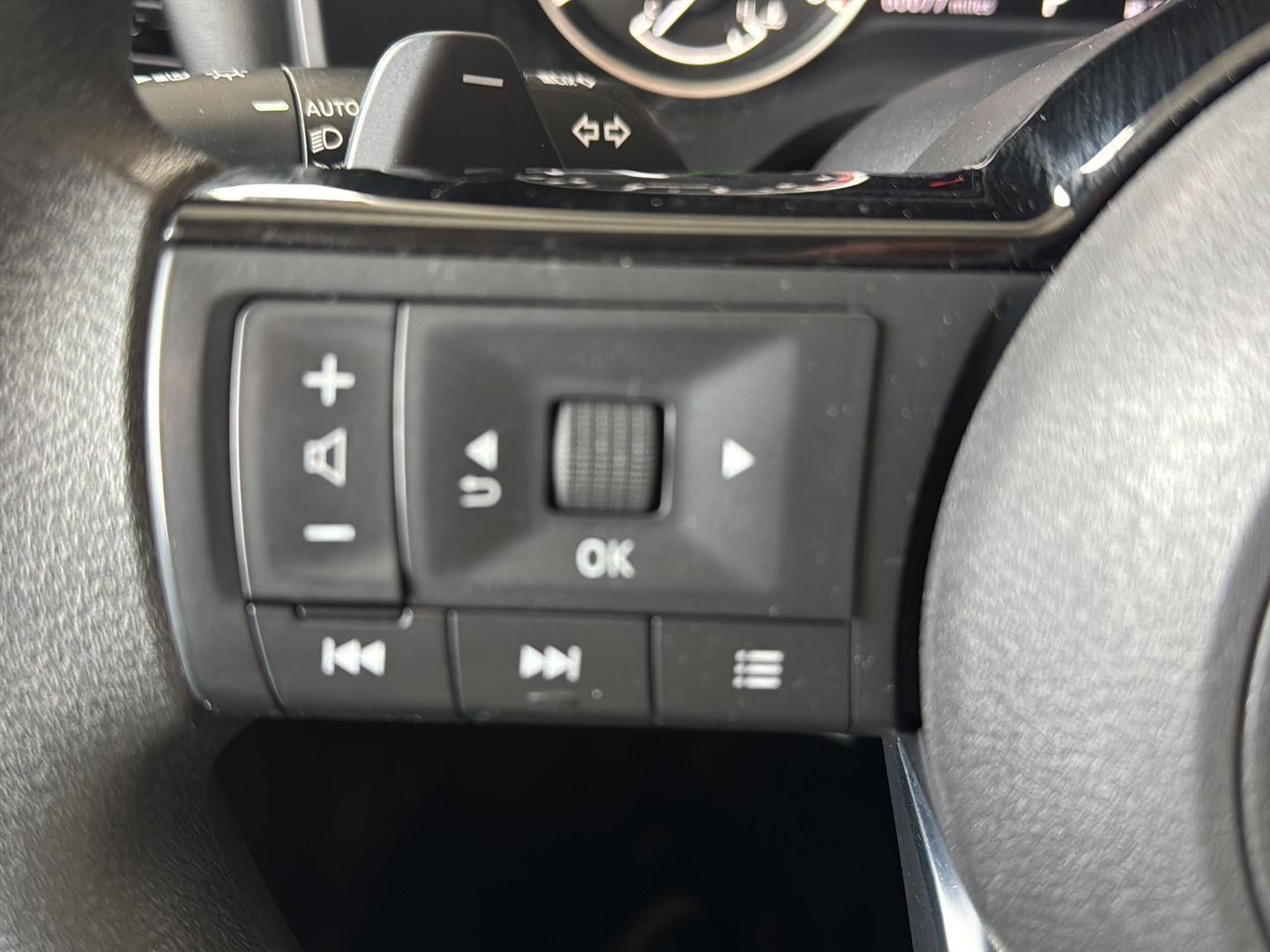 Used 2023 Nissan Rogue SV image 16