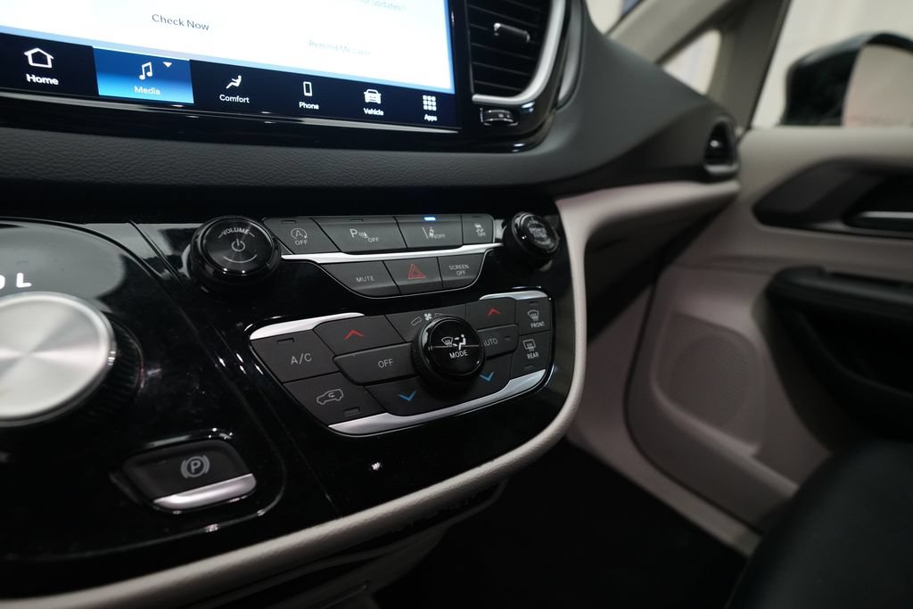 Used 2024 Chrysler Pacifica Touring-L FWD image 22