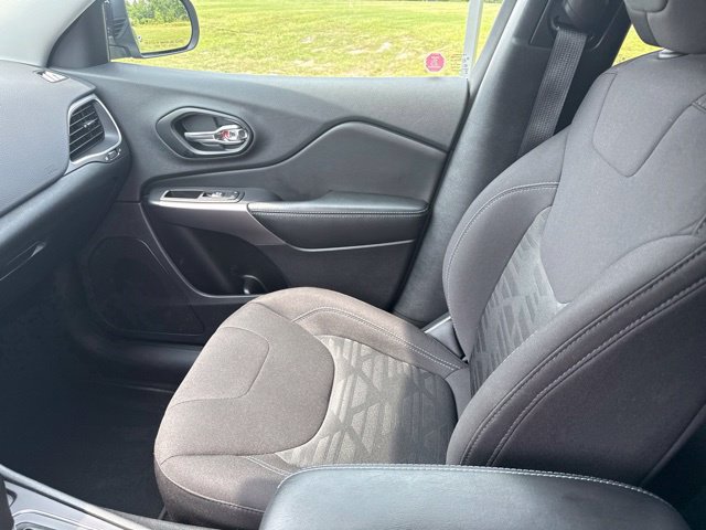 Used 2022 Jeep Cherokee Latitude AWD/4WD image 29