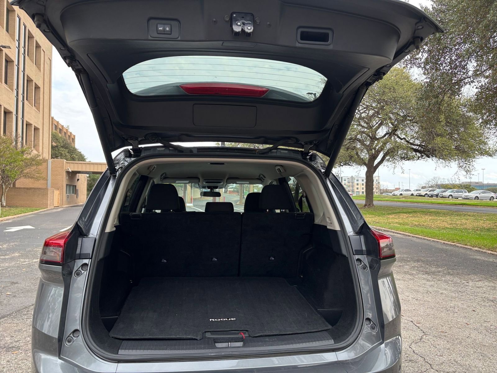 Used 2025 Nissan Rogue SV FWD image 27