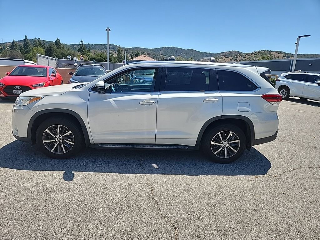 Used 2017 Toyota Highlander XLE w/ Carpet Mat Package FWD image 2