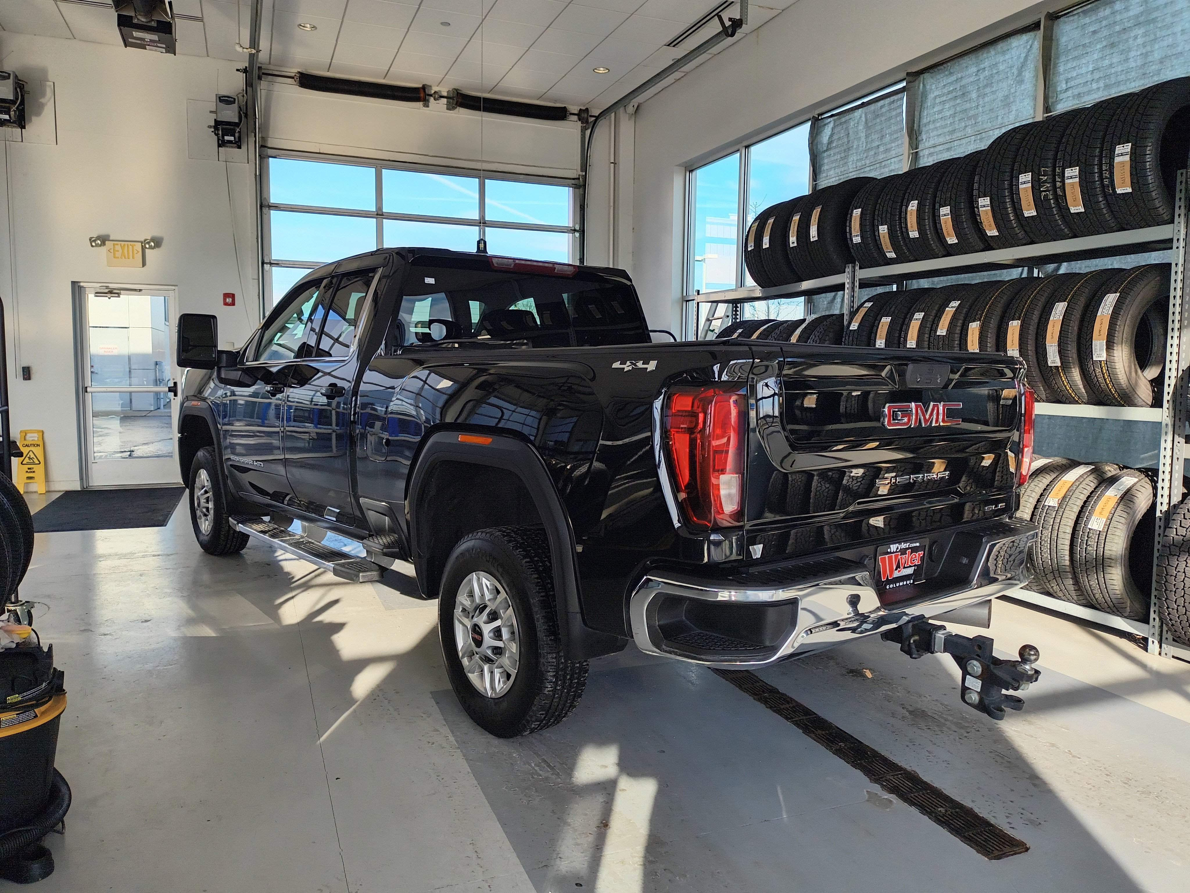 Used 2024 GMC Sierra 2500 SLE w/ SLE Convenience Package image 3