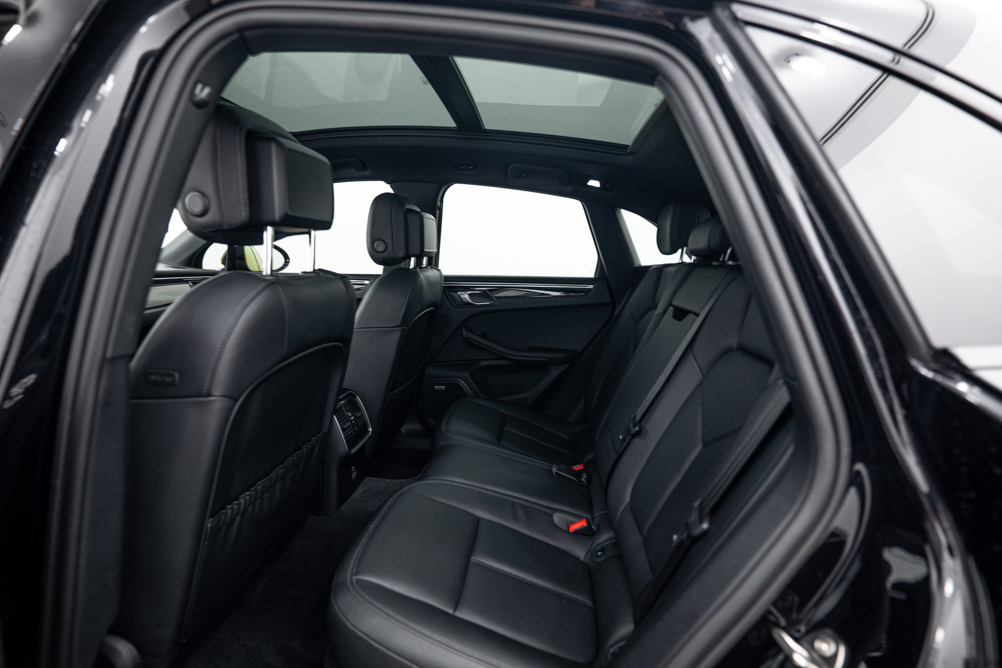 Certified 2021 Porsche Macan S AWD/4WD image 21