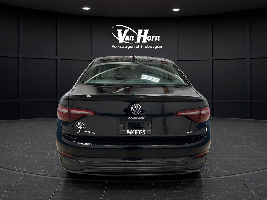 Used 2024 Volkswagen Jetta SE w/ Panoramic Sunroof Package FWD image 4