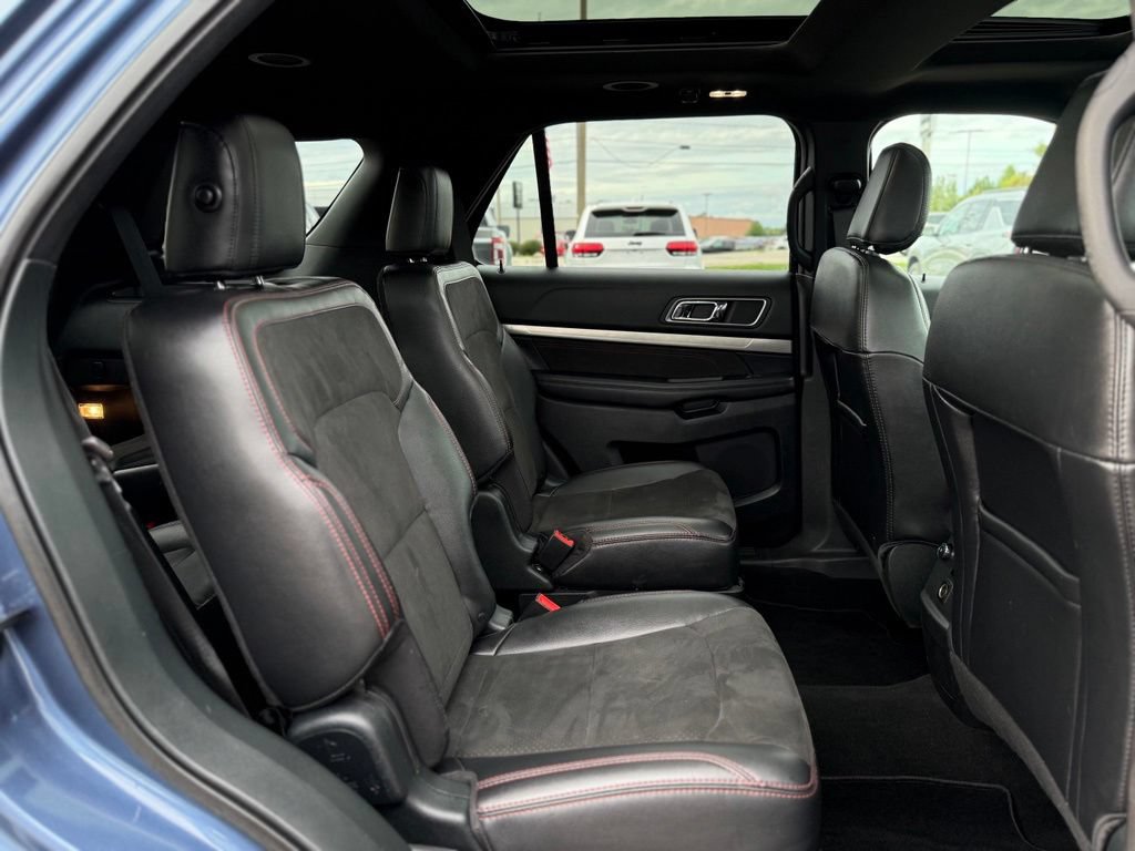 Used 2019 Ford Explorer XLT w/ Equipment Group 202A AWD/4WD image 18