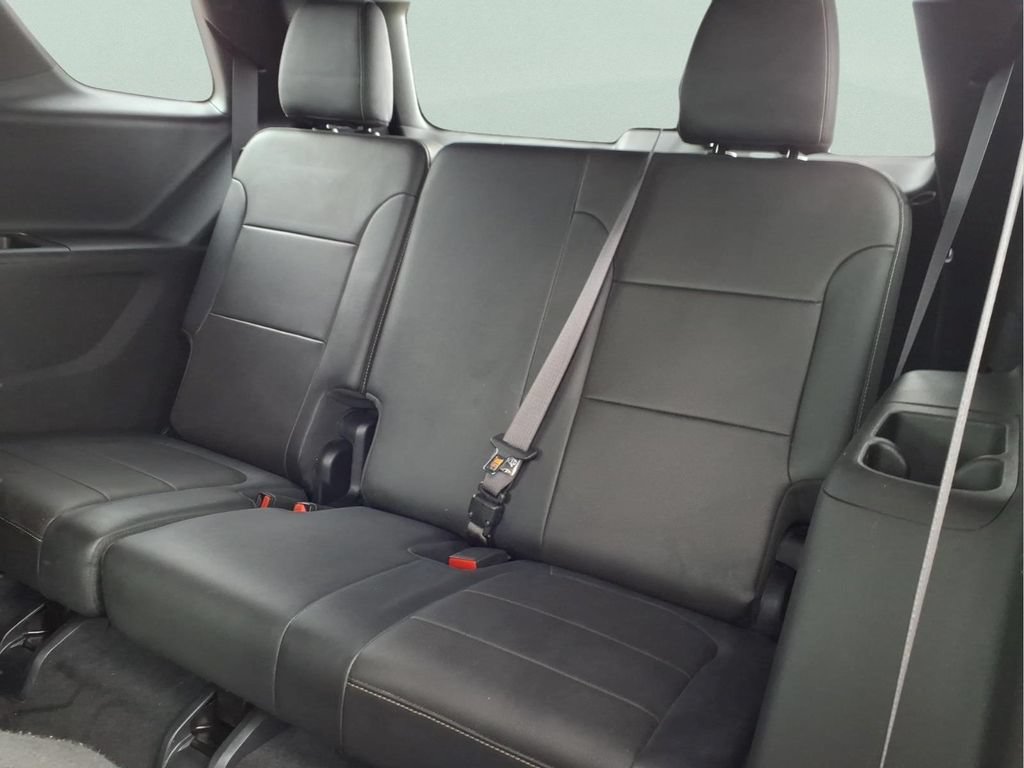 Used 2023 Chevrolet Traverse Premier FWD image 16