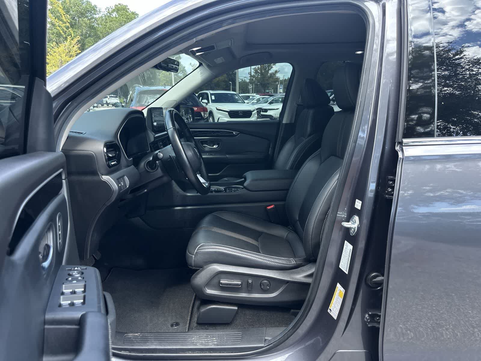 Used 2025 Honda Pilot Touring image 2