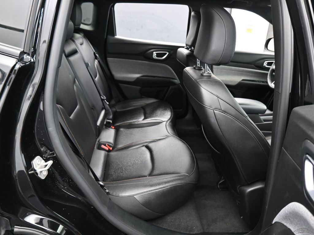 Used 2024 Jeep Compass Latitude image 32