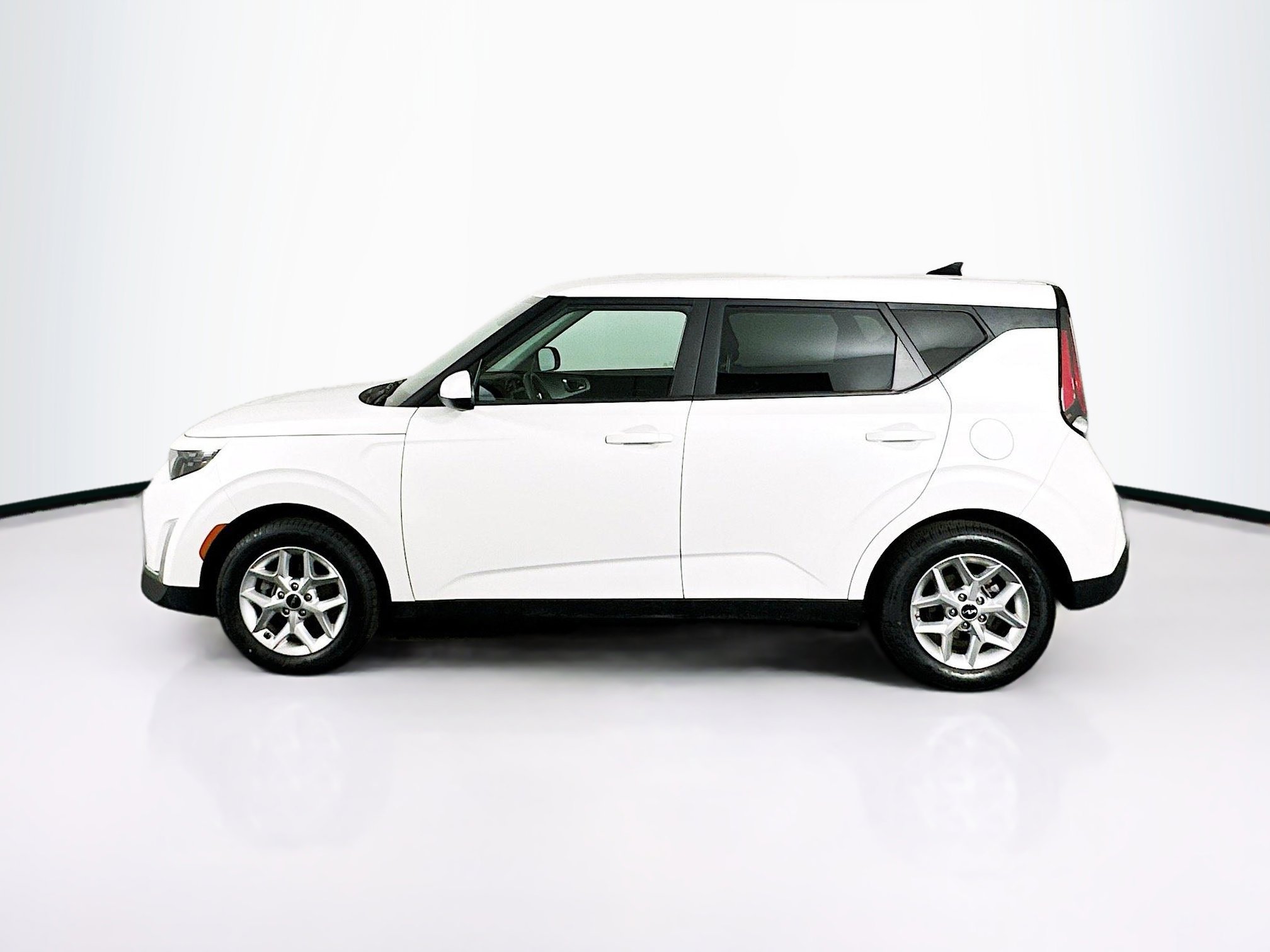Used 2025 Kia Soul LX w/ LX Technology Package image 4