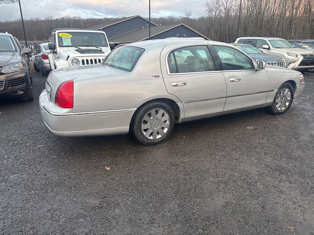 Used 2005 Lincoln Town Car Signature Limited image 14