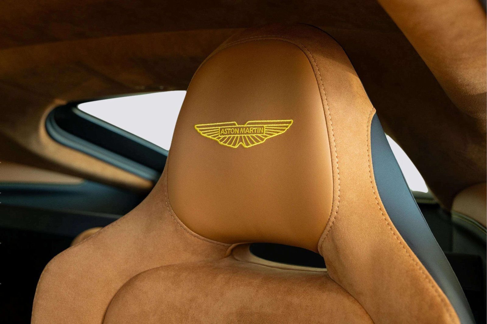 Used 2025 Aston Martin V8 Vantage Coupe RWD image 18