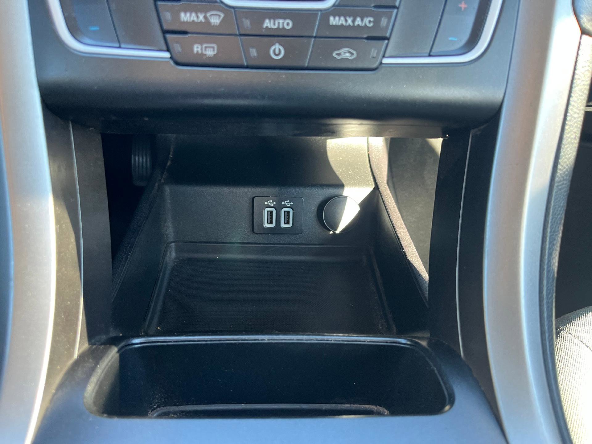 Used 2020 Ford Fusion SE image 28