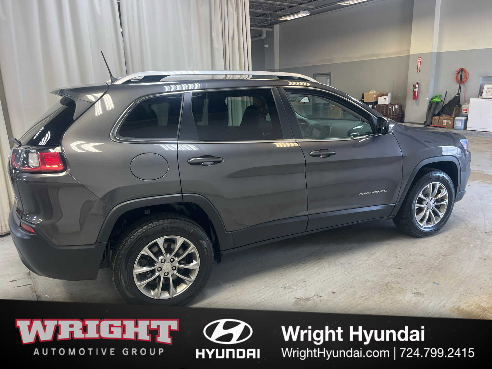 Used 2019 Jeep Cherokee Latitude Plus w/ Cold Weather Group AWD/4WD image 1