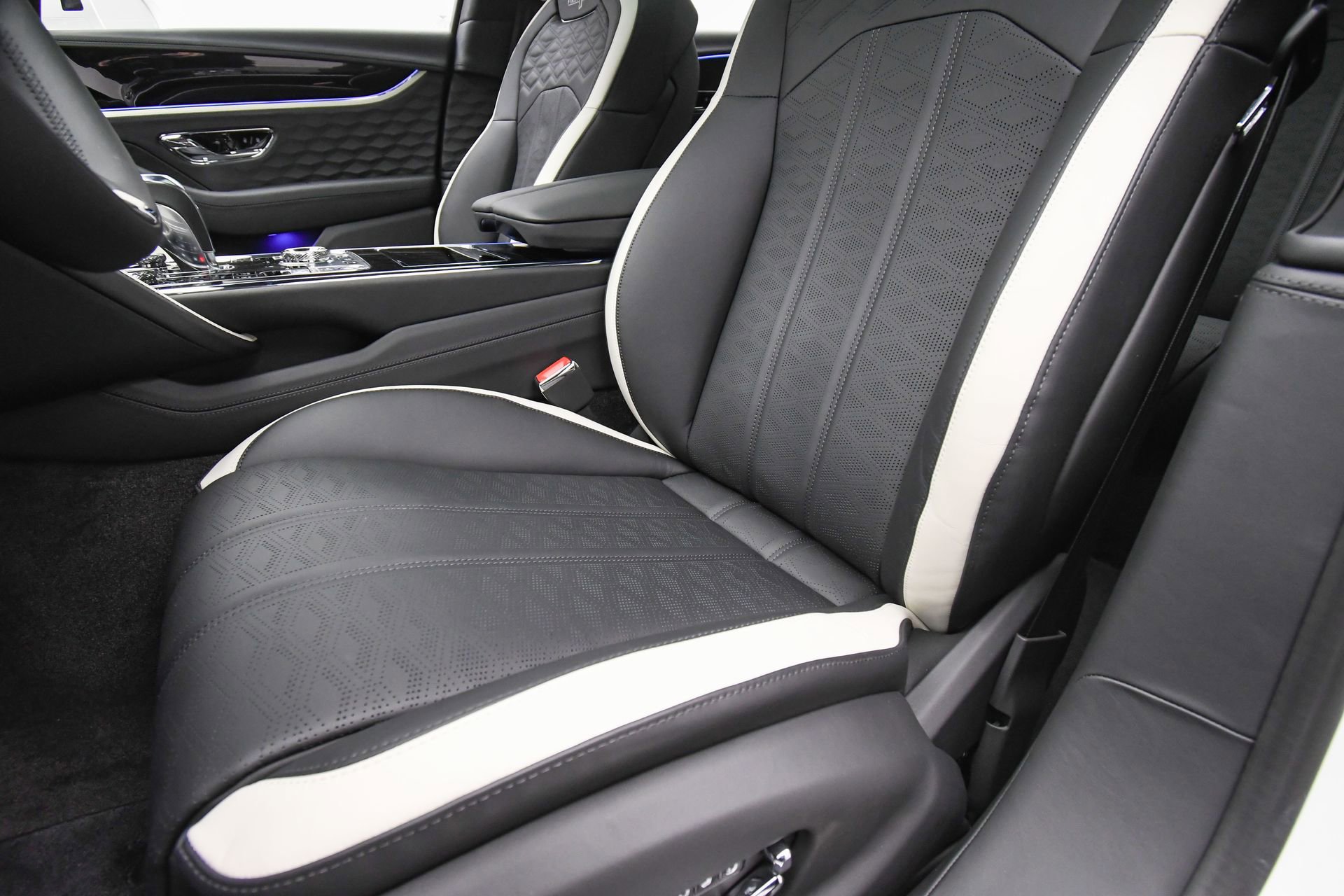 Used 2025 Bentley Flying Spur Plug-In Hybrid image 51