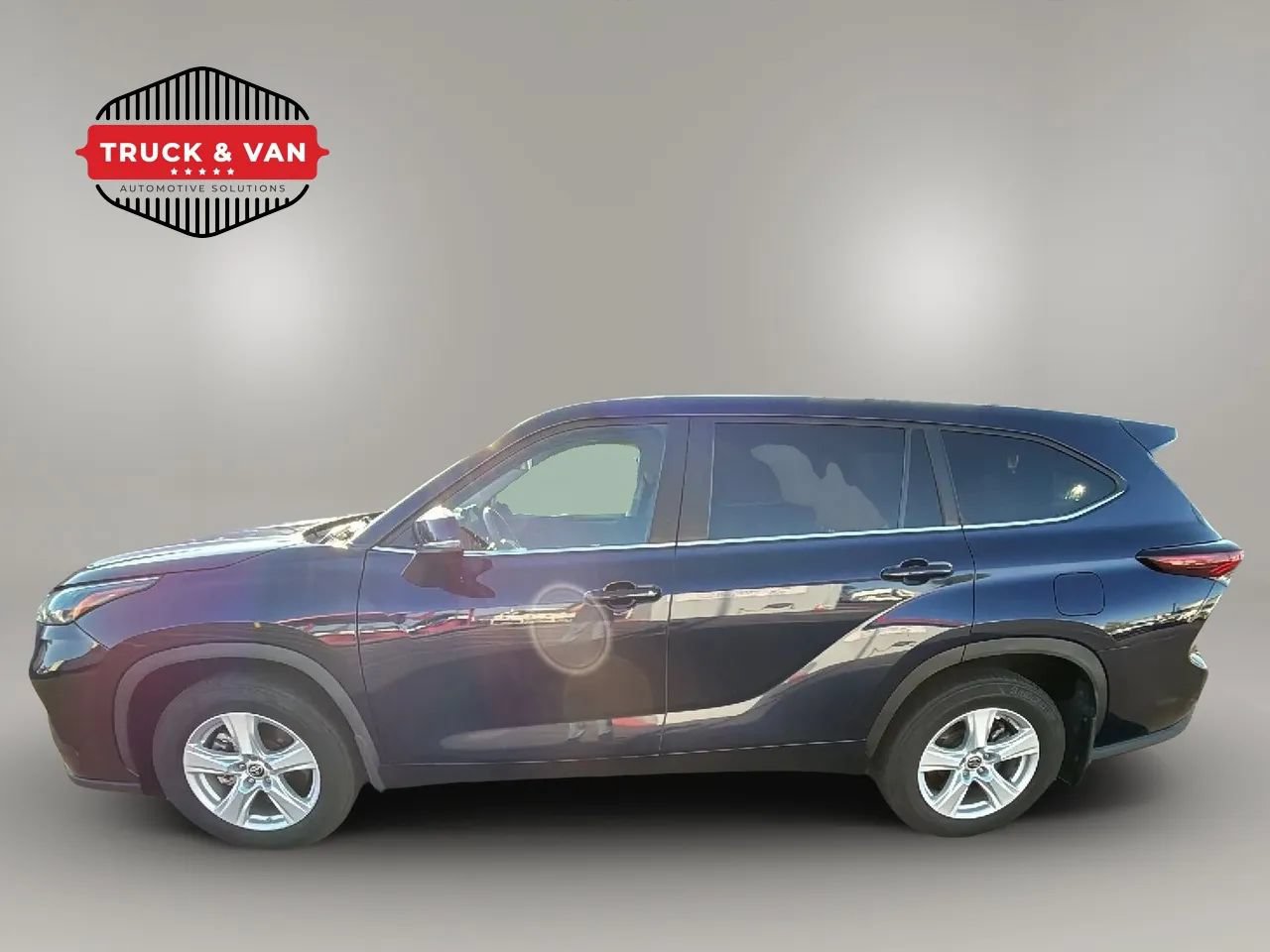 Used 2024 Toyota Highlander LE AWD/4WD image 3