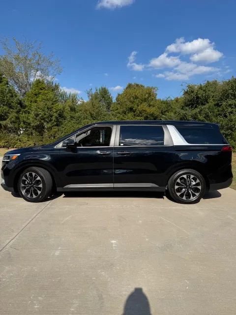 Used 2024 Kia Carnival EX image 3