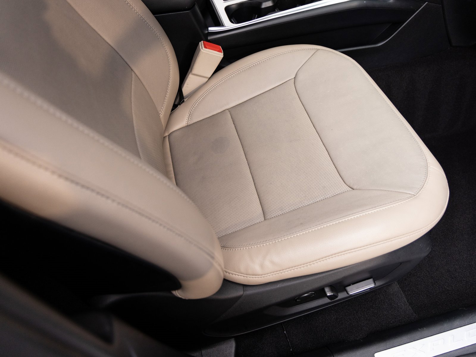 Used 2020 Ford Explorer Limited w/ Hybrid Equipment Group 310A image 34